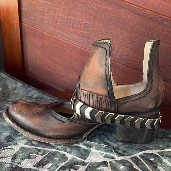 Freebird Blade Distressed Booties - Picture 8 of 15